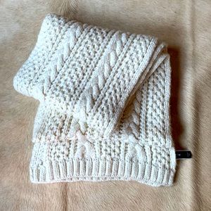 Gorgeous Loose Cable Knit Cream Color GAP Winter SCARF☃️